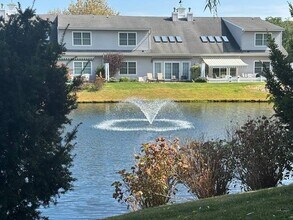 241 Pond View Dr in Port Washington, NY - Foto de edificio - Building Photo