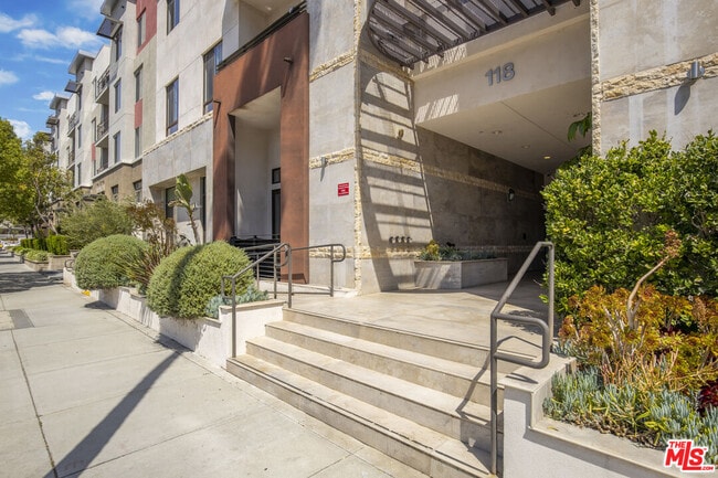 property at 118 S Kenwood St