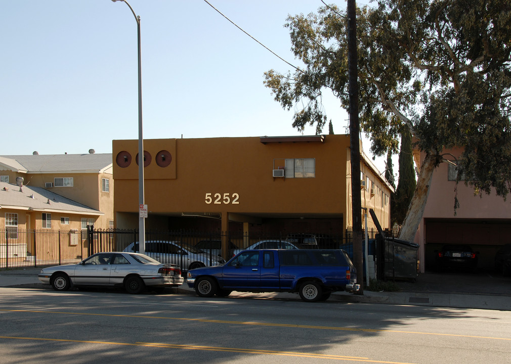 5252 Cahuenga Blvd in North Hollywood, CA - Foto de edificio