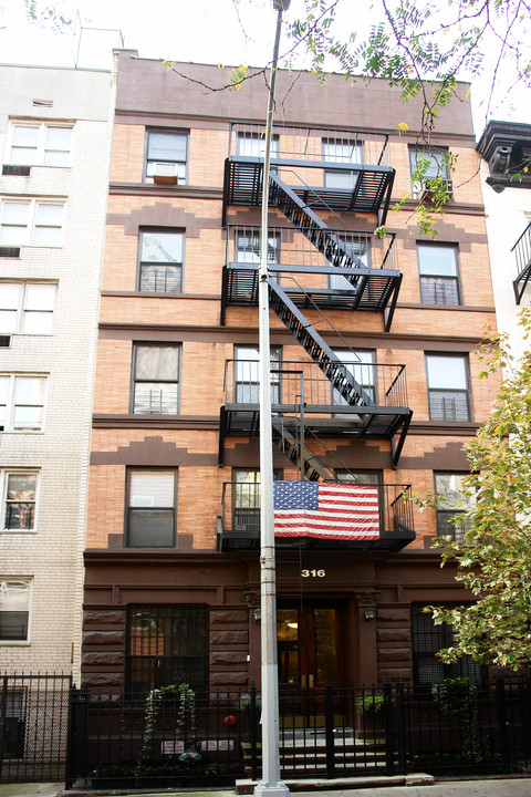 319 W 47th St in New York, NY - Building Photo