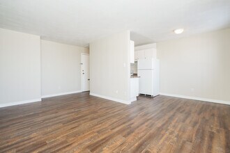 Greystone Place in Hamilton, ON - Building Photo - Building Photo