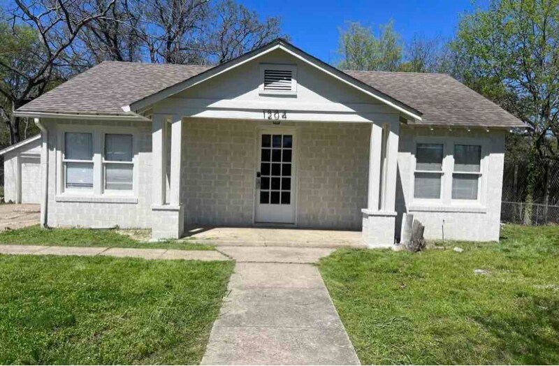 1204 W St Louis St in Hot Springs, AR - Building Photo