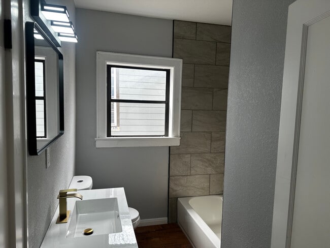 2412 Summer Ave in Waco, TX - Foto de edificio - Building Photo