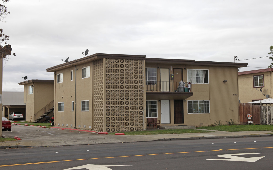 37393 Cherry St in Newark, CA - Building Photo