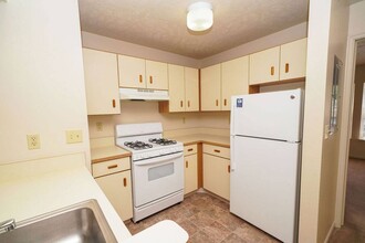 Huntington Cove Apartments in Merrillville, IN - Building Photo - Building Photo