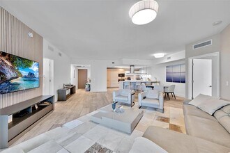 17111 Biscayne Blvd in North Miami Beach, FL - Foto de edificio - Building Photo