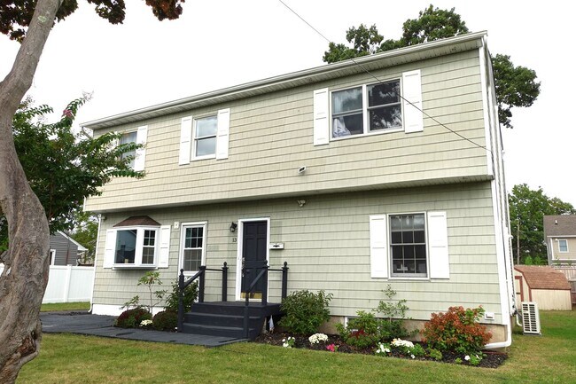 13 Hinton Ave in Babylon, NY - Building Photo - Building Photo