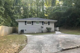 992 Washington Rd in East Point, GA - Building Photo