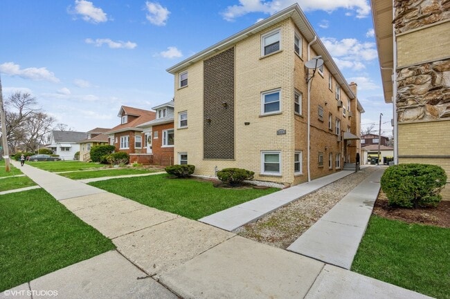 6883 N Northwest Hwy
