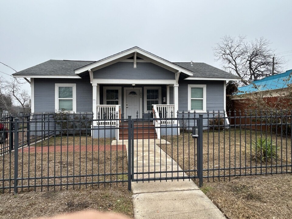 1908 N St Mary's St in San Antonio, TX - Building Photo