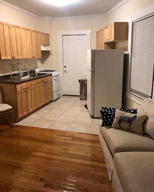 27 Forest St, Unit 1 in Cambridge, MA - Building Photo