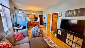 1368 W Evergreen Ave, Unit 3R in Chicago, IL - Building Photo