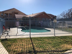 Olive Terrace Apartments in Hesperia, CA - Foto de edificio - Building Photo