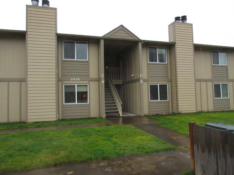 5606 Parker Rd E in Sumner, WA - Building Photo