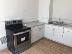 12 Huntington Pl, Unit 1st Floor Apartment in New Hartford, NY - Building Photo - Building Photo