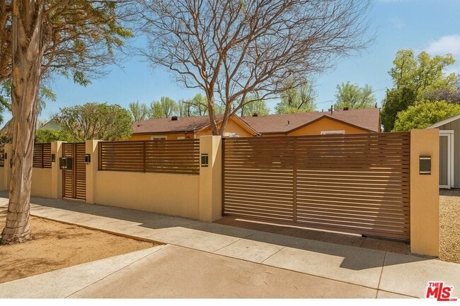 5240 Buffalo Ave in Los Angeles, CA - Building Photo - Building Photo