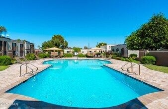 8321 E Vista Dr in Scottsdale, AZ - Building Photo - Building Photo