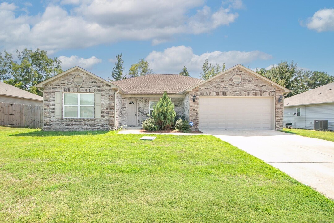 1604 Lil Larry Dr in Cabot, AR - Building Photo