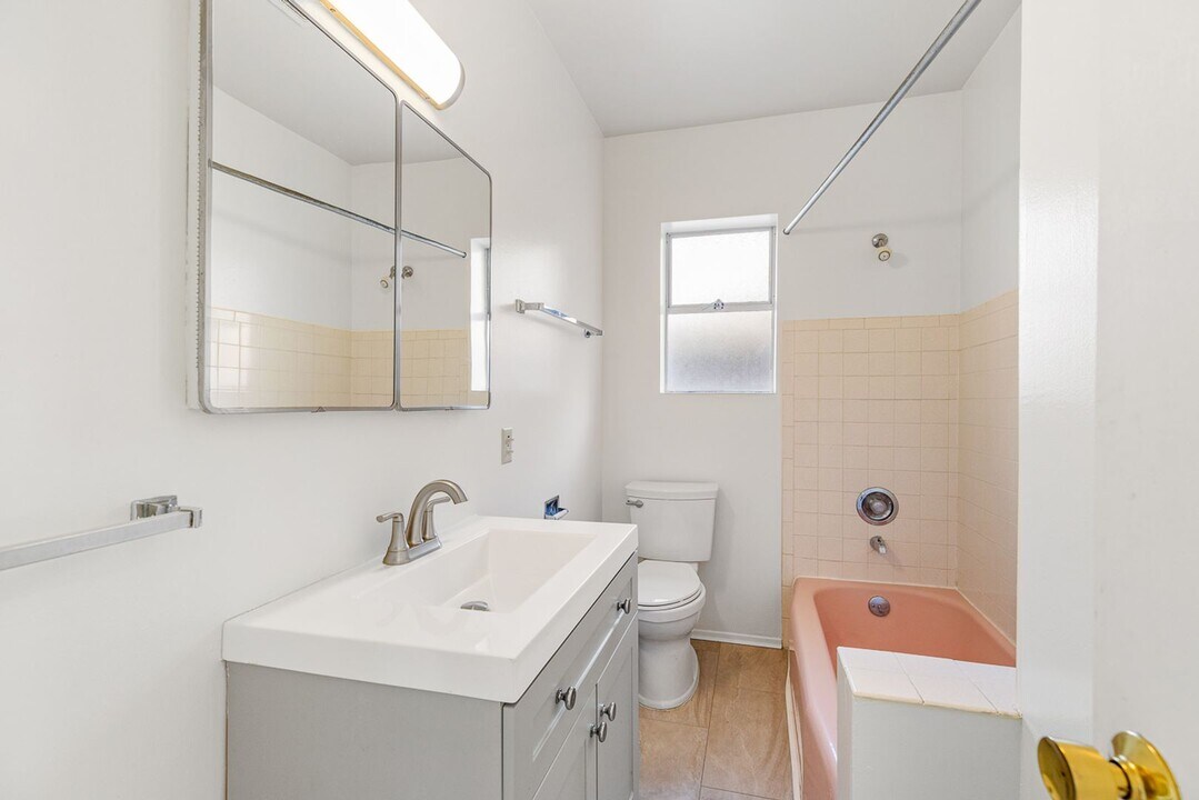 4745 18th Ave NE in Seattle, WA - Building Photo