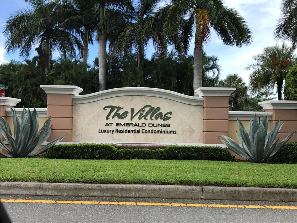 6482 Emerald Dunes Dr in Royal Palm Beach, FL - Building Photo