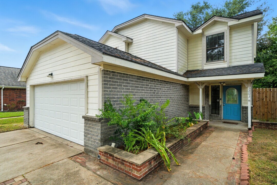 5203 E Pagewick Dr in Houston, TX - Foto de edificio