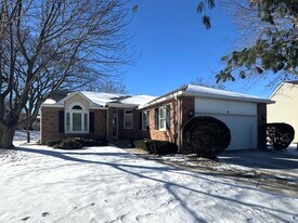 6 Cimarron Ct in Cary, IL - Building Photo