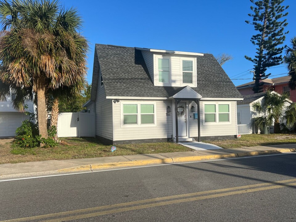 117 S Halifax Ave in Daytona Beach, FL - Building Photo