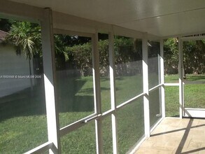 24 Gables Blvd in Weston, FL - Building Photo - Building Photo