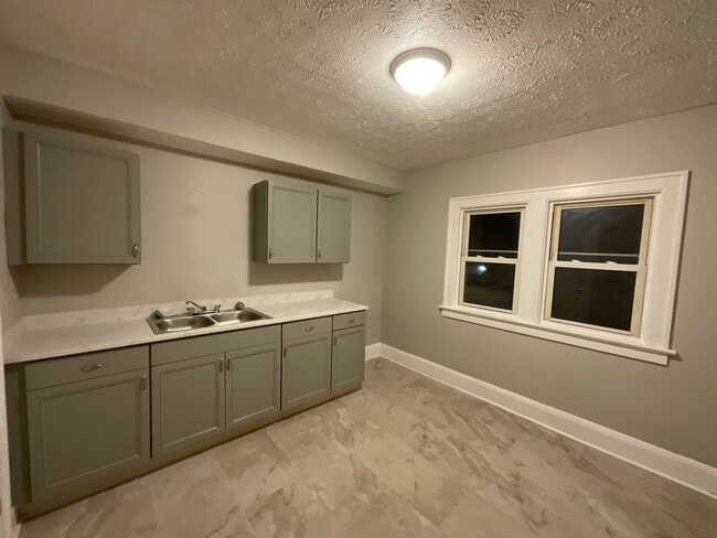 10012 Greenview Ave in Garfield Heights, OH - Building Photo - Building Photo