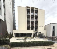 1421 W Peachtree St NE, Unit 307 in Atlanta, GA - Building Photo