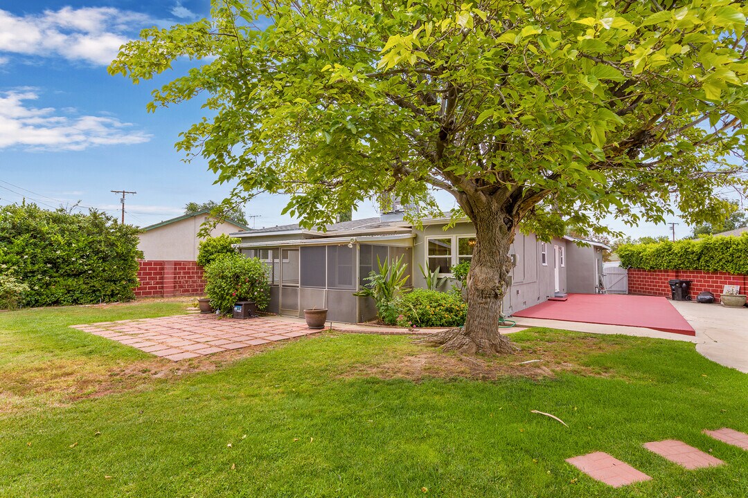 15853 Romar St in Los Angeles, CA - Building Photo