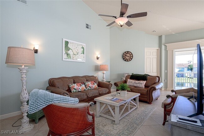3058 Driftwood Way in Naples, FL - Foto de edificio - Building Photo