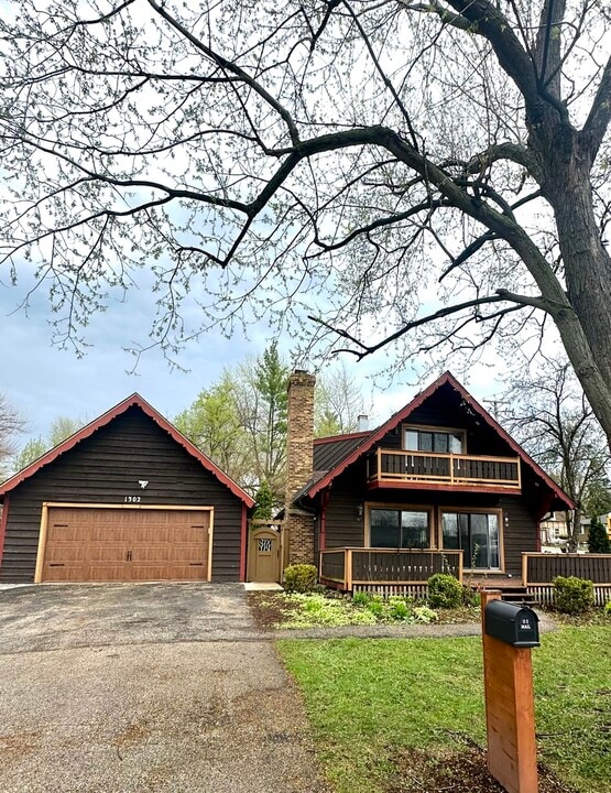 1302 Clayton Marsh Dr in Lake In The Hills, IL - Building Photo