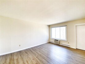 37 Ferris Ave in Norwalk, CT - Building Photo