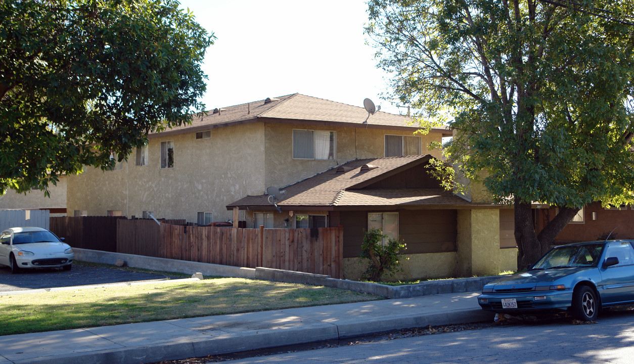 3907 N Mountain View Ave in San Bernardino, CA - Foto de edificio