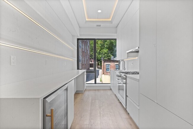 1584 Beacon St, Unit 101A in Brookline, MA - Foto de edificio - Building Photo