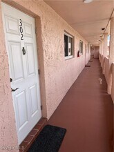 200 Forest Lakes Blvd in Naples, FL - Foto de edificio - Building Photo