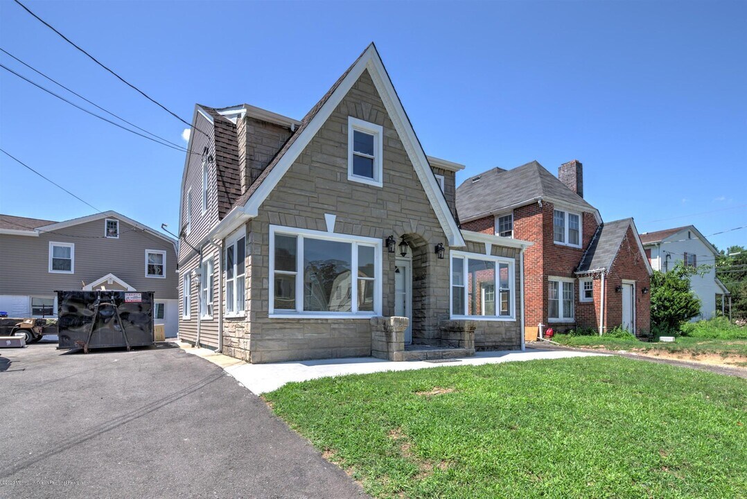 8 Dolan Ave in Parlin, NJ - Building Photo