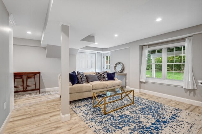 67 Pond Pl in Greenwich, CT - Building Photo - Building Photo