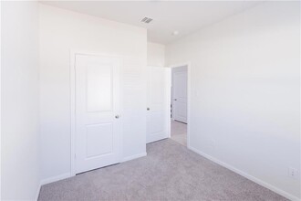 245 Crystal Brook Dr in Liberty Hill, TX - Foto de edificio - Building Photo