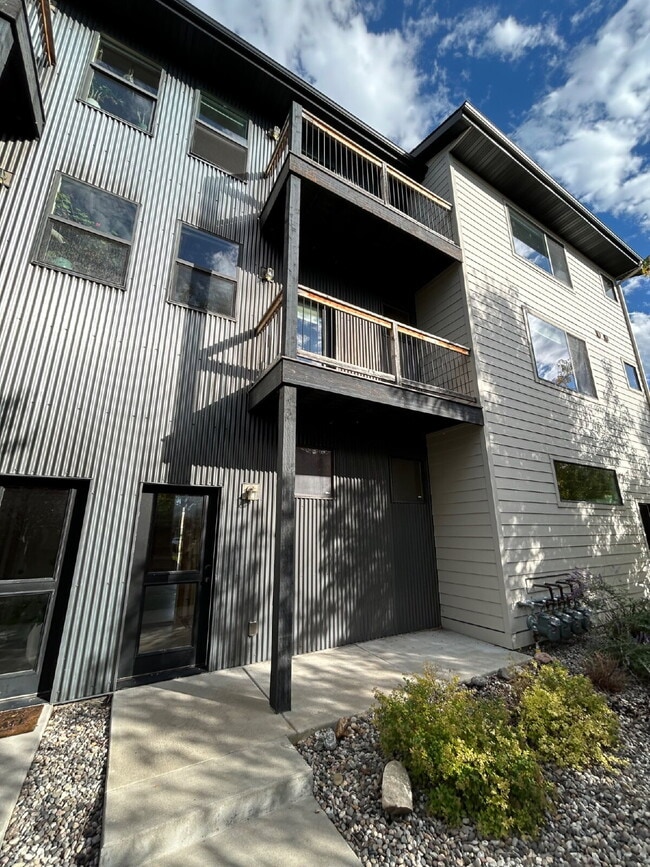 3237 N 27th Ave