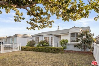 6648 W 80th Pl in Los Angeles, CA - Foto de edificio - Building Photo