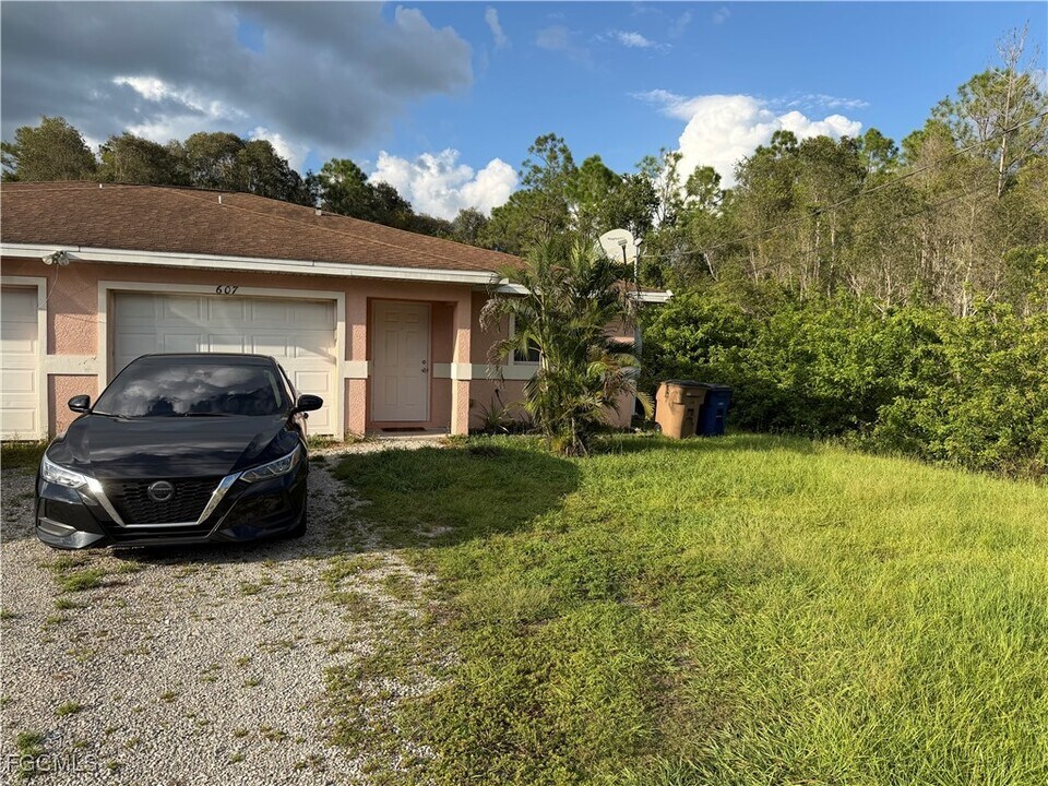 607 Nimitz Blvd in Lehigh Acres, FL - Building Photo