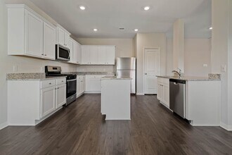 15802 Berry Hl Dr in Conroe, TX - Building Photo - Building Photo