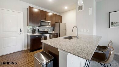 715 W Slaughter Ln in Austin, TX - Foto de edificio - Building Photo