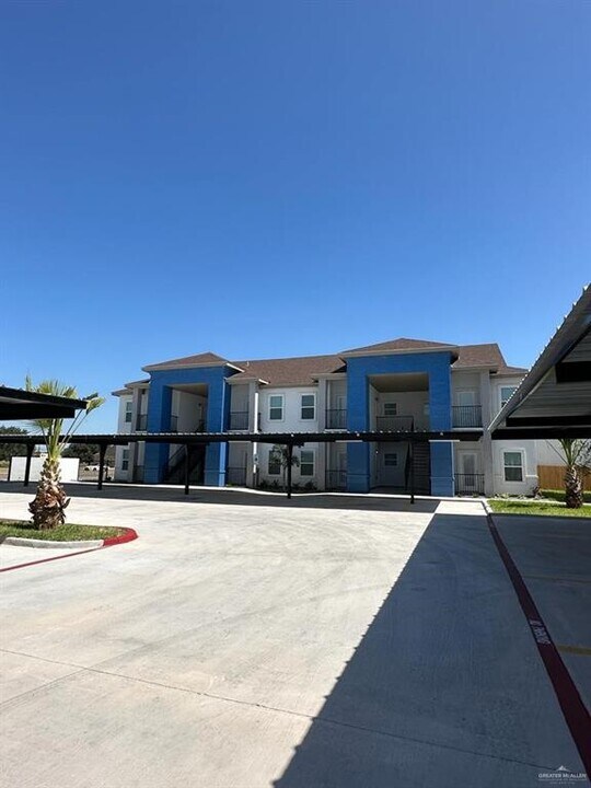 302 Sylvia Handy Dr in Elsa, TX - Building Photo