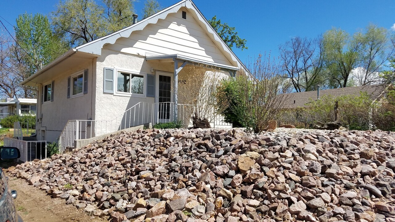 1502 Locust St in Canon City, CO - Building Photo