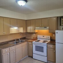 1019 Colonial Dr in Benton Harbor, MI - Foto de edificio - Building Photo