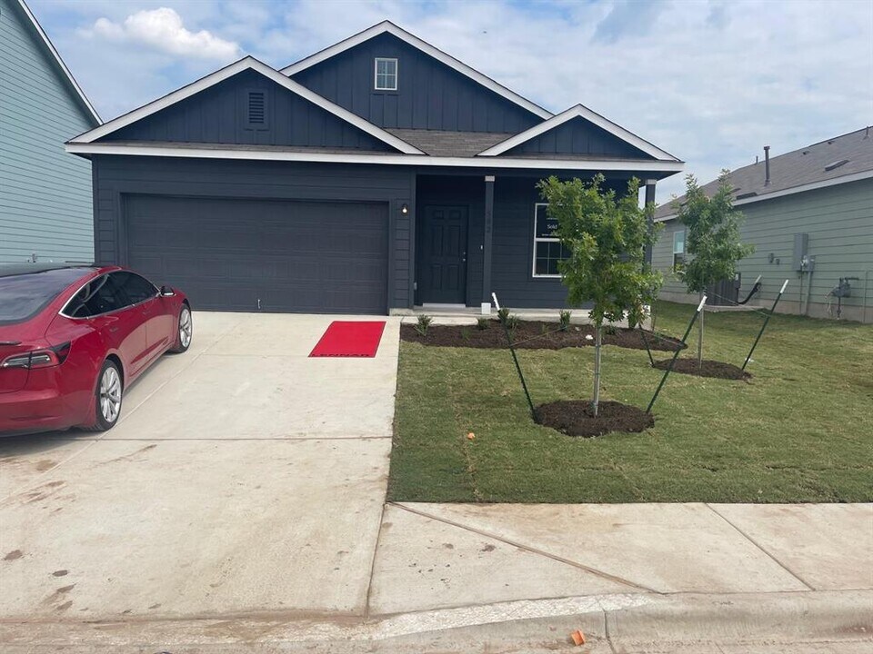 502 Thunderstorm Ave in Lockhart, TX - Building Photo