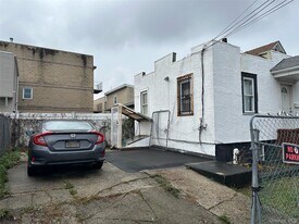 107-09 156th St in Queens, NY - Building Photo